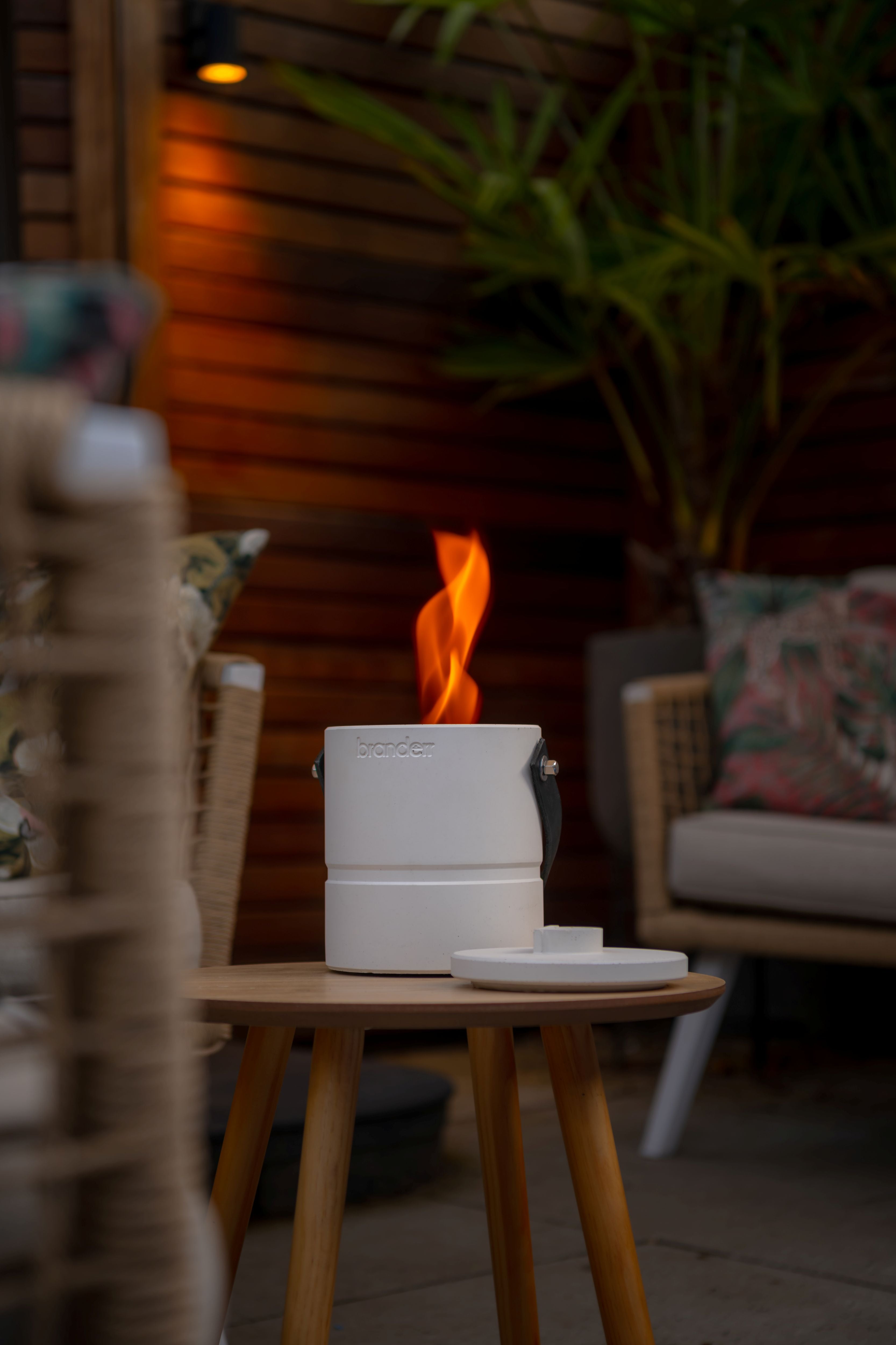 luna tafelhaard gebroken wit op kleine bijzettafel met vlam