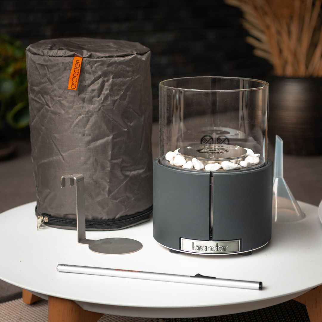 solis tafelhaard met beschermhoes en vlamdover op witte bijzettafel