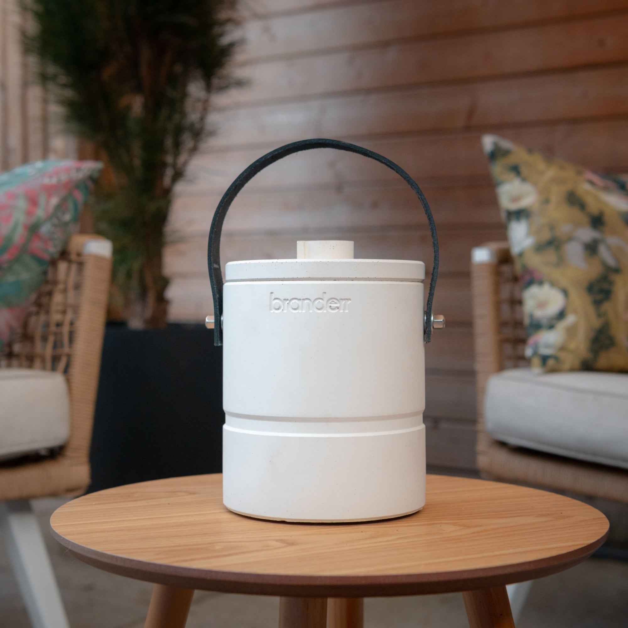 luna tafelhaard gebroken wit met deksel op kleine bijzettafel