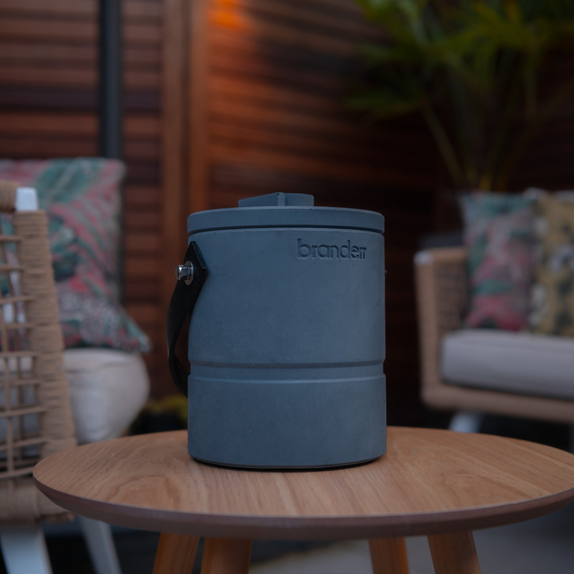 tafelhaard luna antraciet op kleine bijzettafel, zonder vlam en met deksel