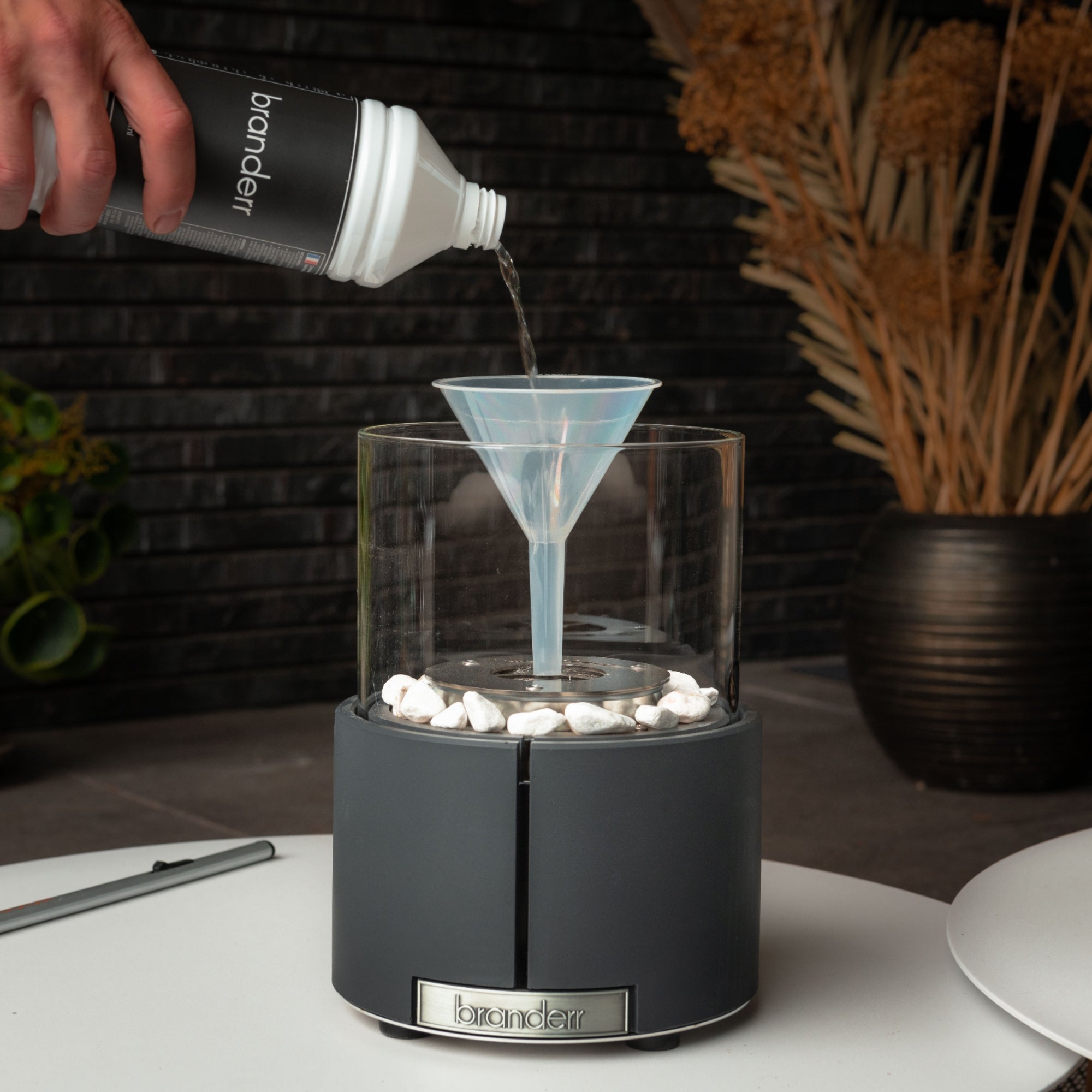 bijvullen van bio-ethanol bij antraciet solis tafelhaard