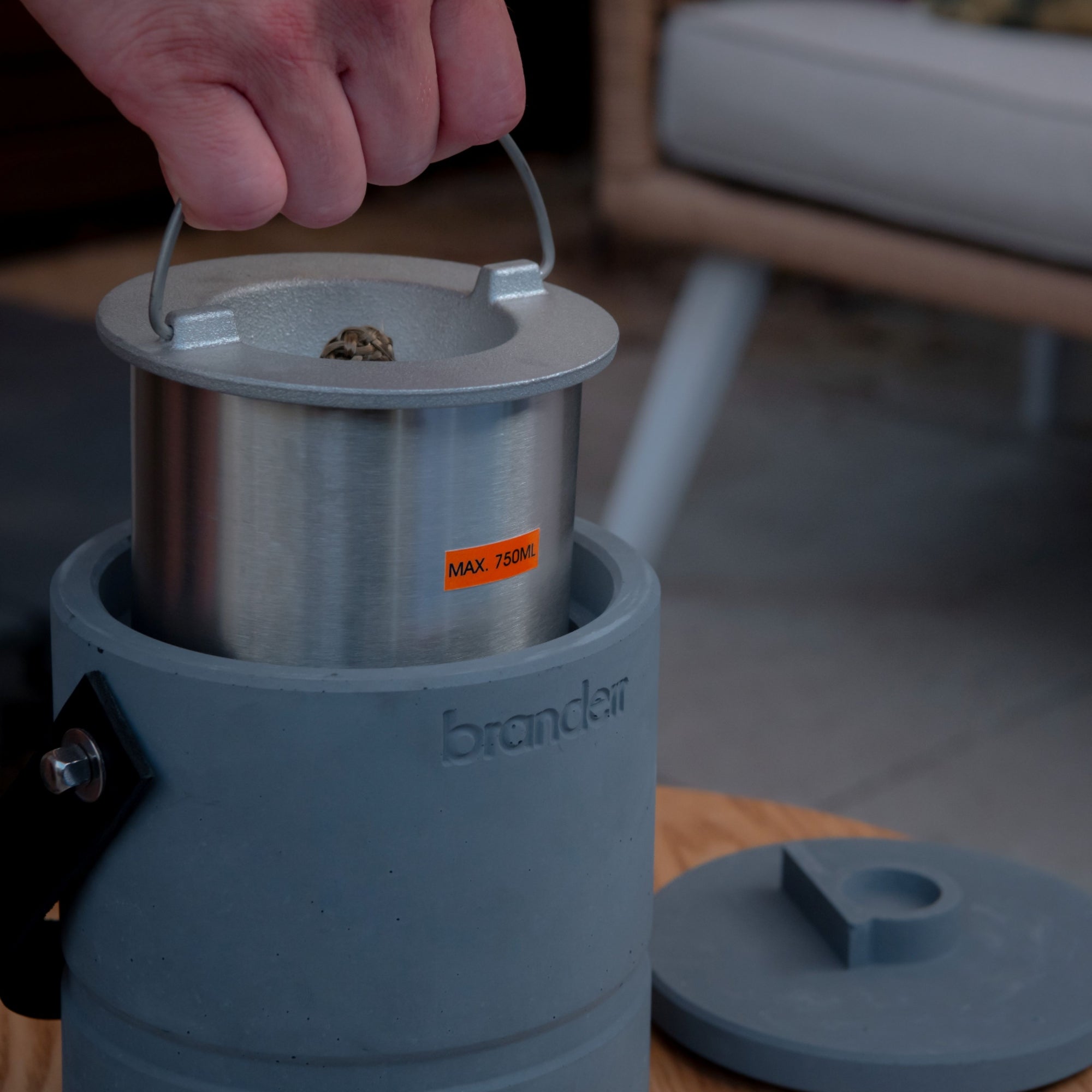 luna tafelhaard met deksel eraf, tank wordt gedemonstreerd