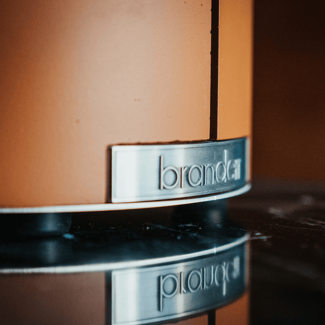 close-up van solis terracotta tafelhaard met logo in beeld